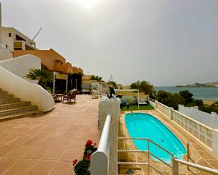 Vista exterior de Casa o xalet en venda en Níjar amb Aire condicionat, Terrassa i Piscina