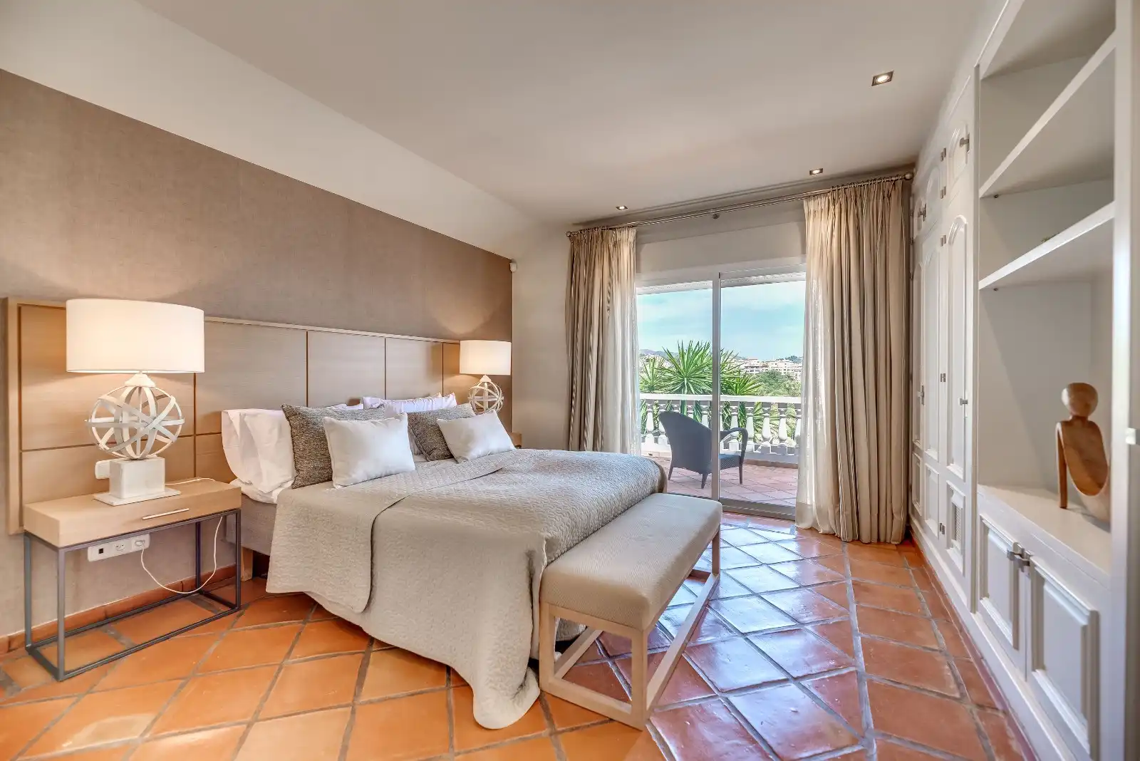 Dormitori de Casa o xalet en venda en Marbella amb Aire condicionat, Jardí privat i Terrassa