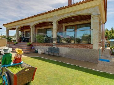 Chalet con piscina en venta en Puente romano