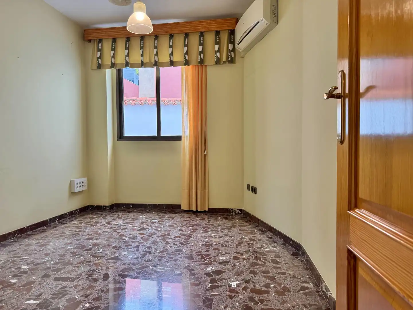 Schlafzimmer von Haus oder Chalet zum Verkauf in Silla mit Klimaanlage, Heizung und Terrasse