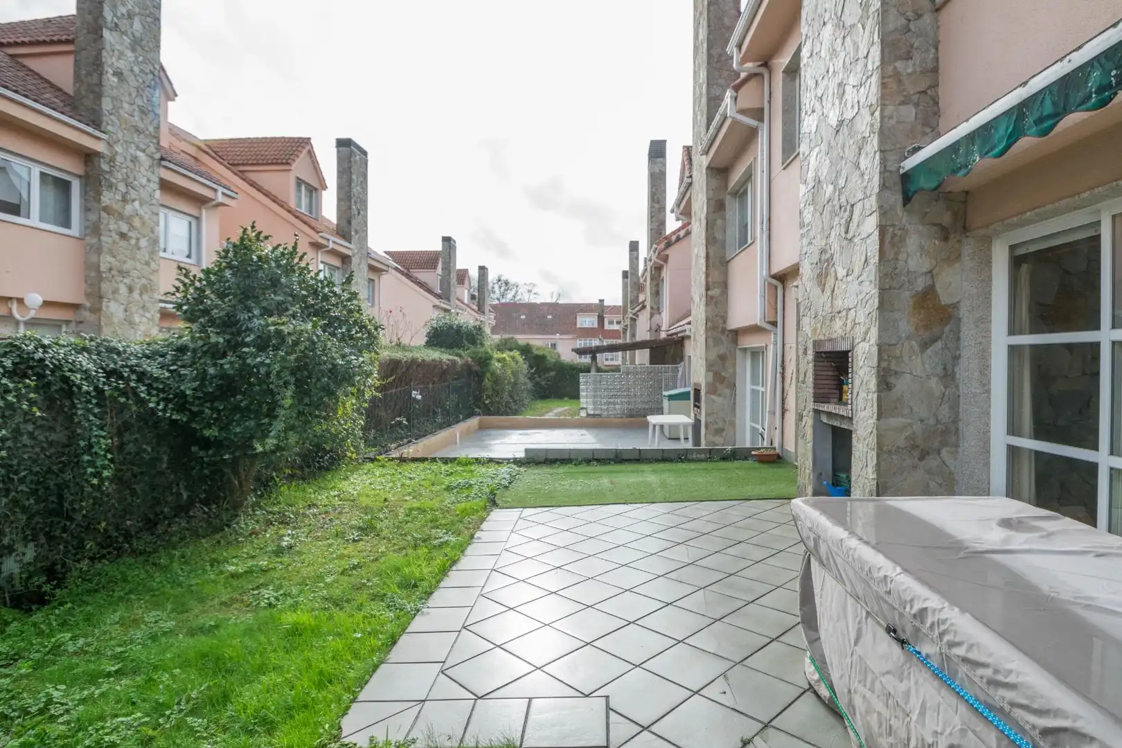 Jardín de Casa adosada en venta en Oleiros con Calefacción, Jardín privado y Parquet