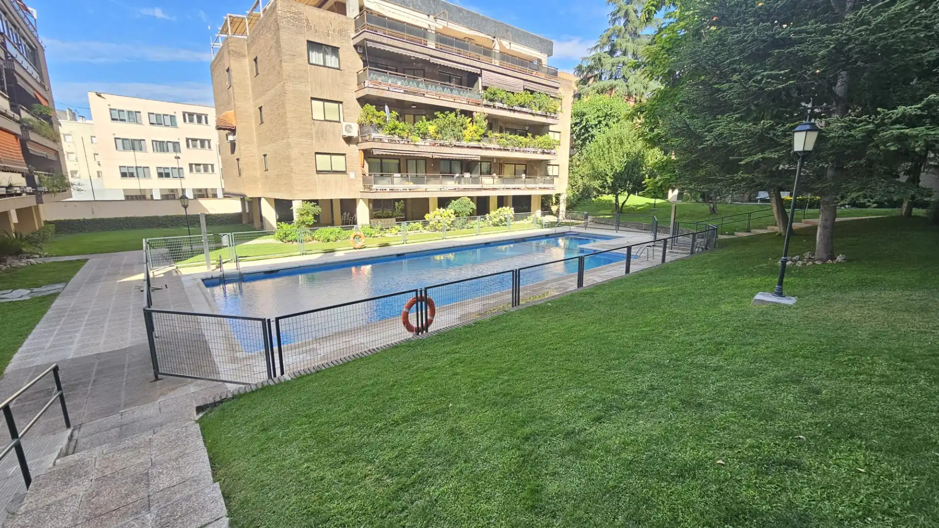 Schwimmbecken von Wohnung zum Verkauf in Madrid mit Klimaanlage, Heizung und Privatgarten