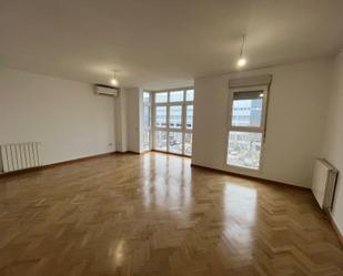 Living room of Flat to rent in  Madrid Capital  with Air Conditioner, Parquet flooring and Swimming Pool