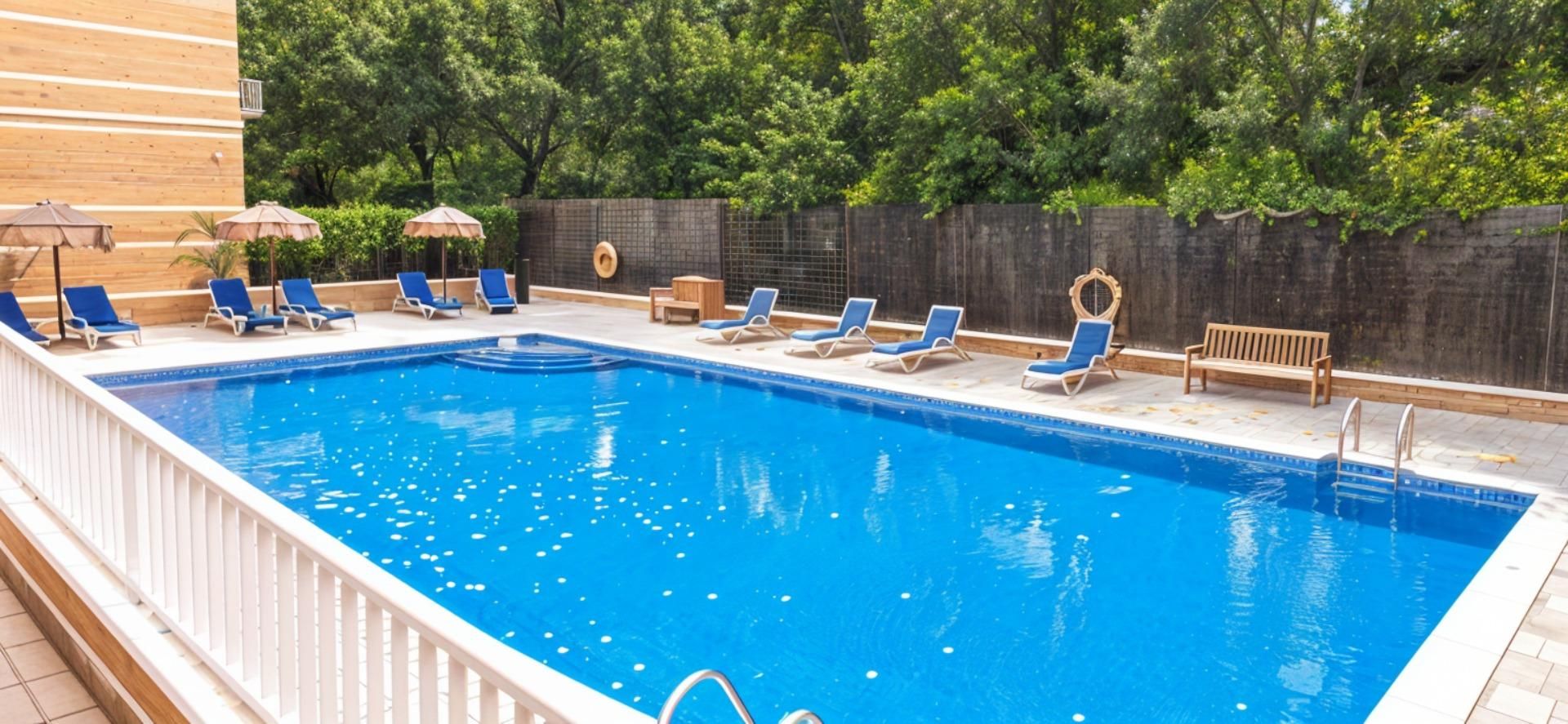 Piscina de Casa adosada de lloguer en Club de Campo amb Aire condicionat, Calefacció i Jardí privat