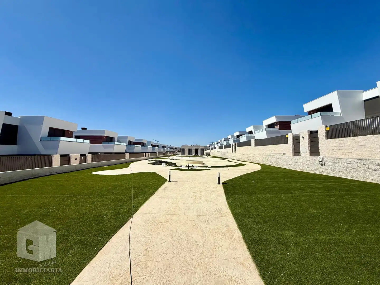 Vista exterior de Casa adosada en venda en Villaviciosa de Odón amb Calefacció, Jardí privat i Terrassa
