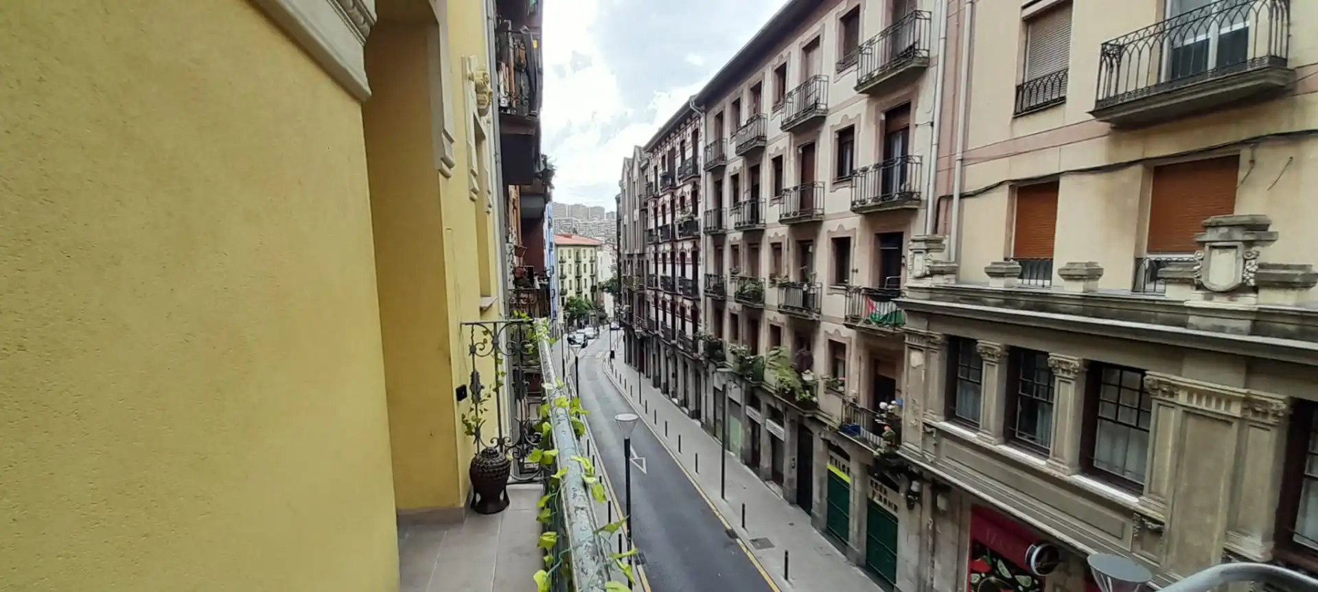 Vista exterior de Piso en venta en Bilbao  con Balcón