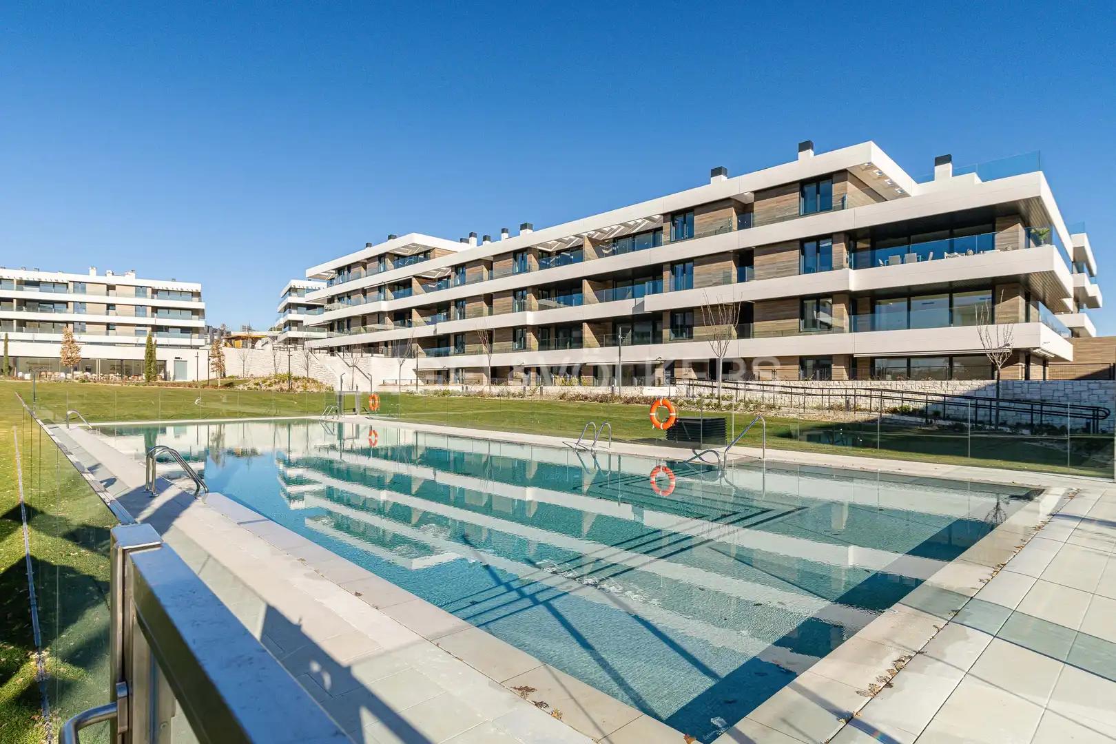Schwimmbecken von Wohnung zur Miete in La Moraleja mit Klimaanlage, Heizung und Privatgarten