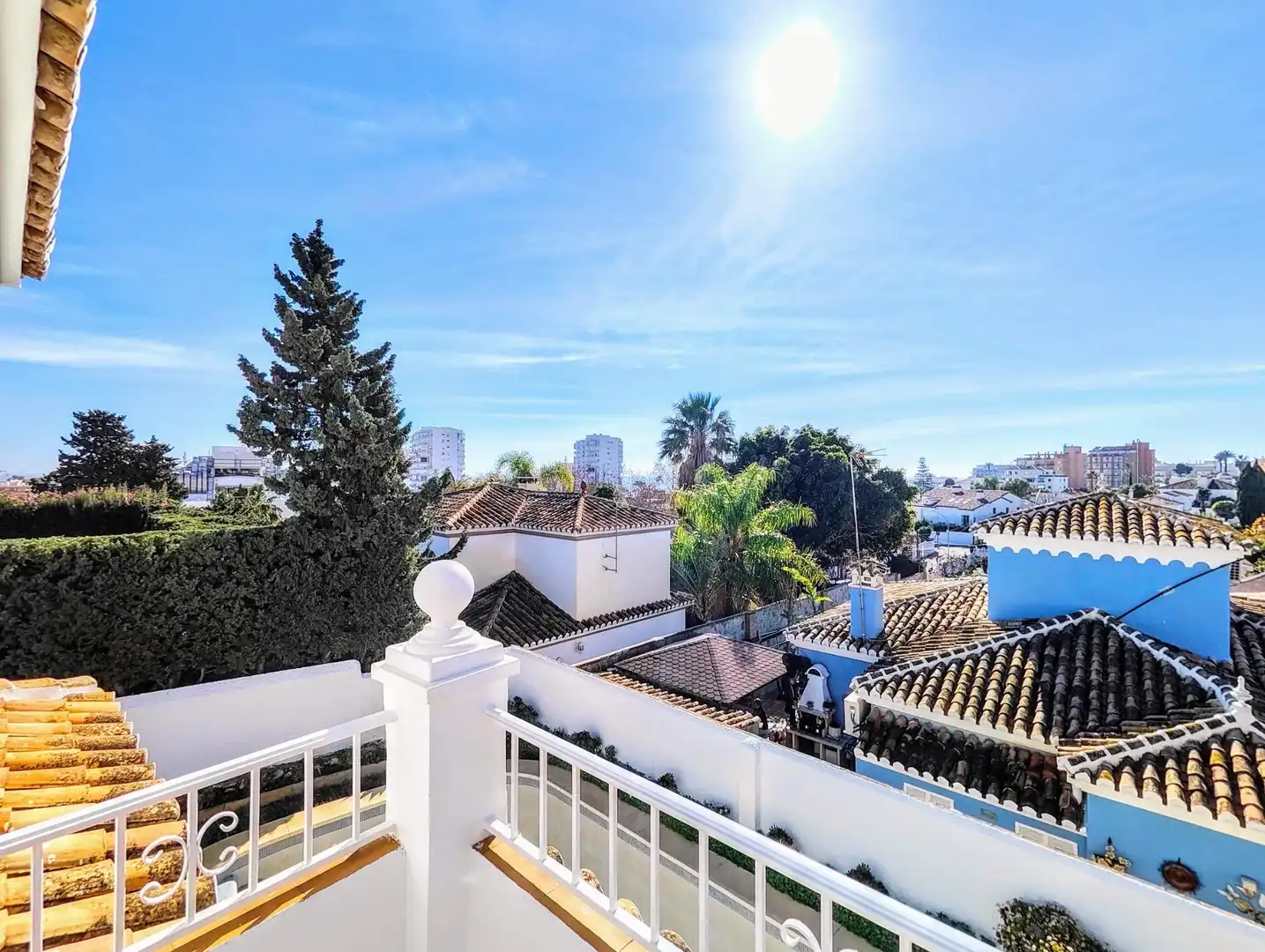 Vista exterior de Casa o xalet en venda en Benalmádena amb Jardí privat, Terrassa i Traster