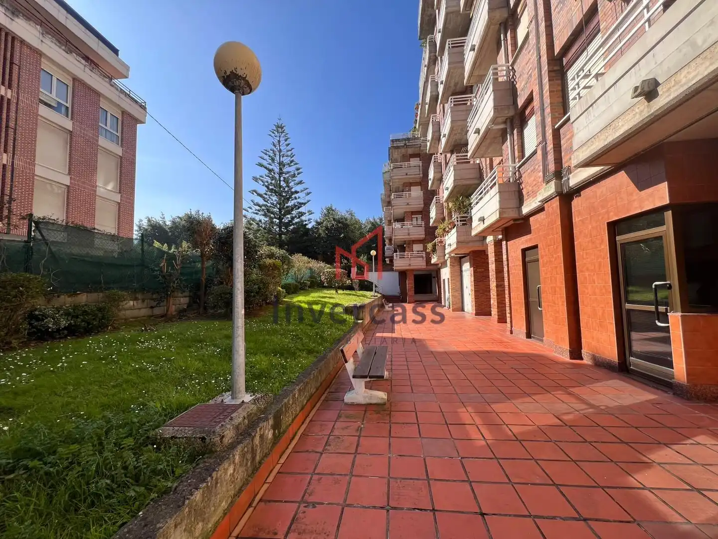 Vista exterior de Piso en venta en Castro-Urdiales con Calefacción y Terraza