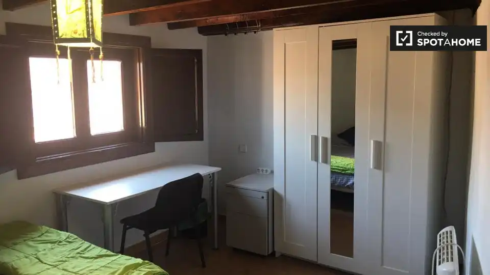 Habitación de Piso de alquiler en Alcalá de Henares con Aire acondicionado, Calefacción y Amueblado