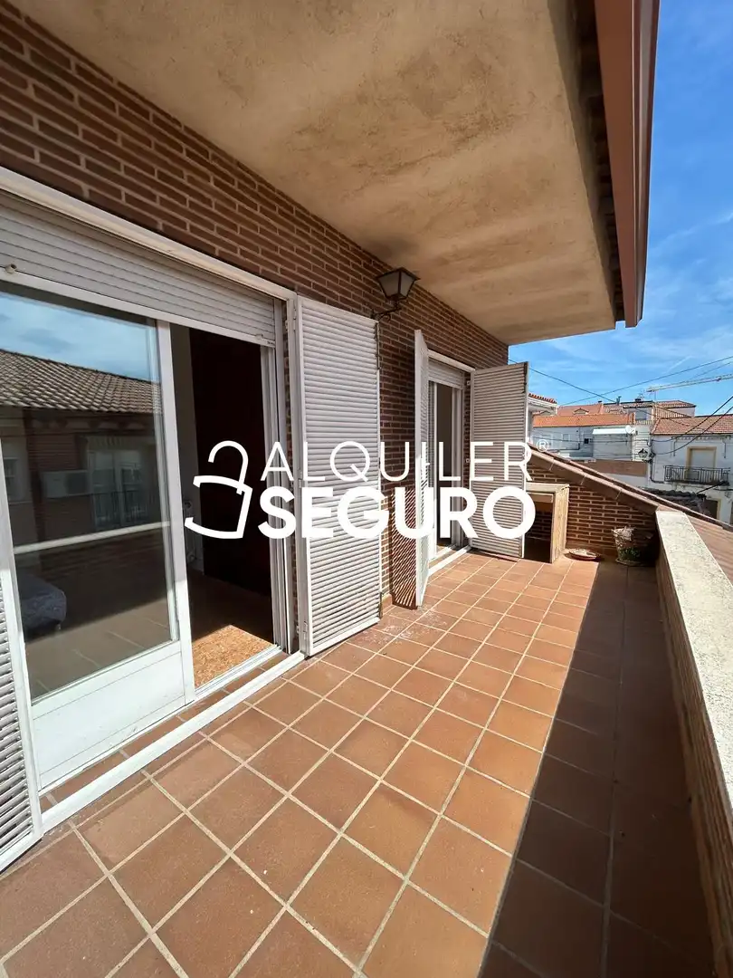 Außenansicht von Wohnung zur Miete in Camarma de Esteruelas mit Klimaanlage, Heizung und Terrasse