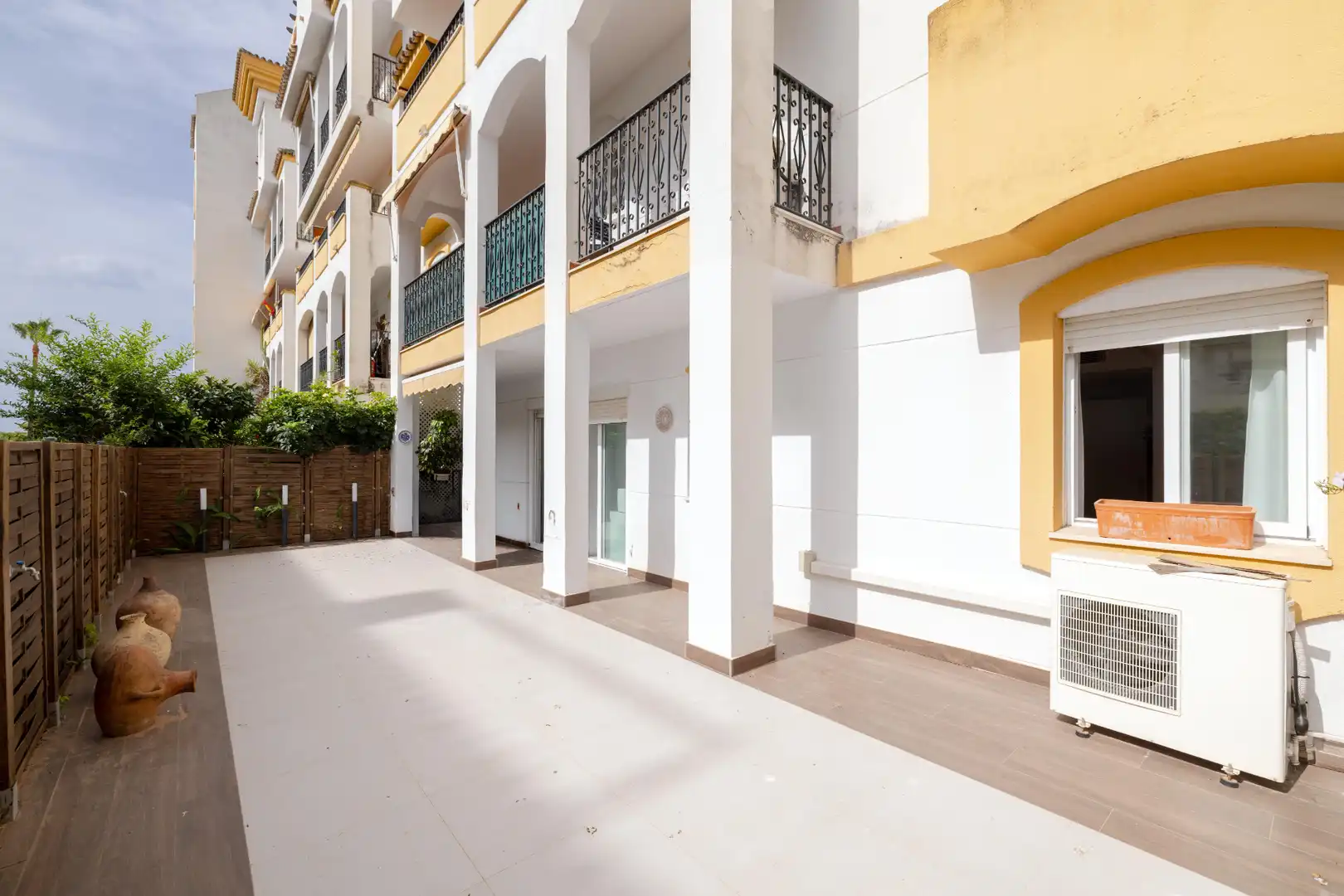 Außenansicht von Erdgeschoss zum Verkauf in Marbella mit Klimaanlage, Heizung und Terrasse
