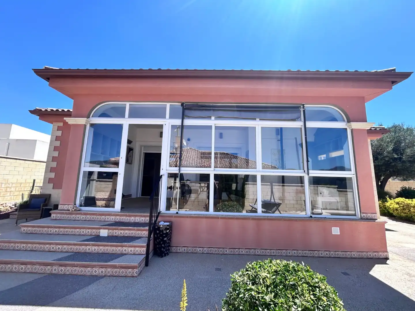 Vista exterior de Casa o xalet en venda en La Romana amb Calefacció, Jardí privat i Terrassa