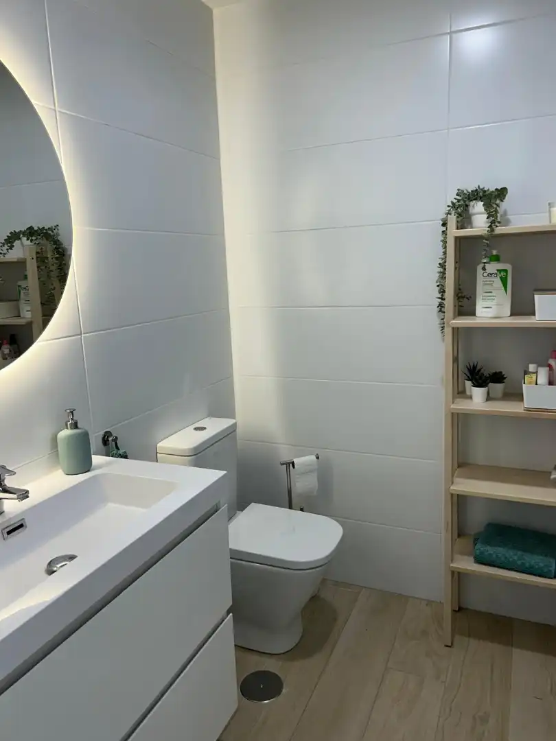 Bany de Apartament de lloguer en Chipiona amb Aire condicionat, Calefacció i Terrassa