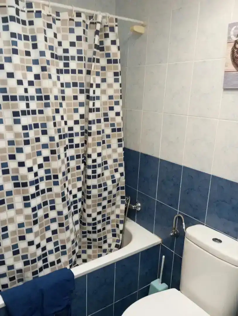 Badezimmer von Wohnung zur Miete in Madrid mit Privatgarten, Parkett und Abstellraum