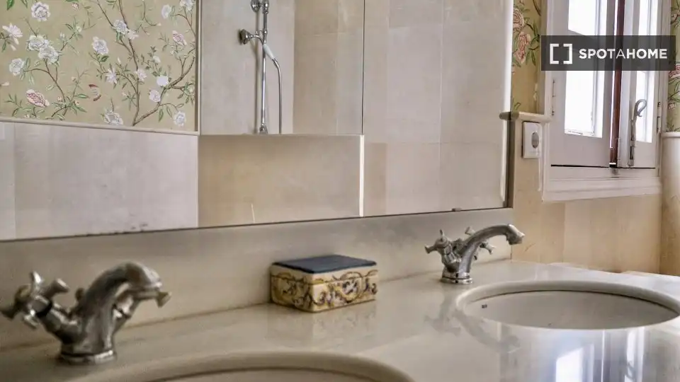 Bathroom of Apartments for share in Sevilla  with Air Conditioner, Heating and Terrace