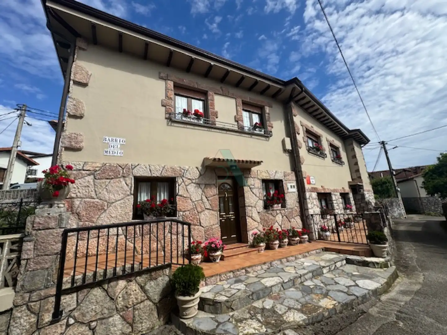 Vista exterior de Casa o xalet en venda en Llanes amb Jardí privat