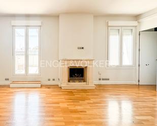 Sala d'estar de Àtic de lloguer en  Madrid Capital amb Aire condicionat, Calefacció i Parquet