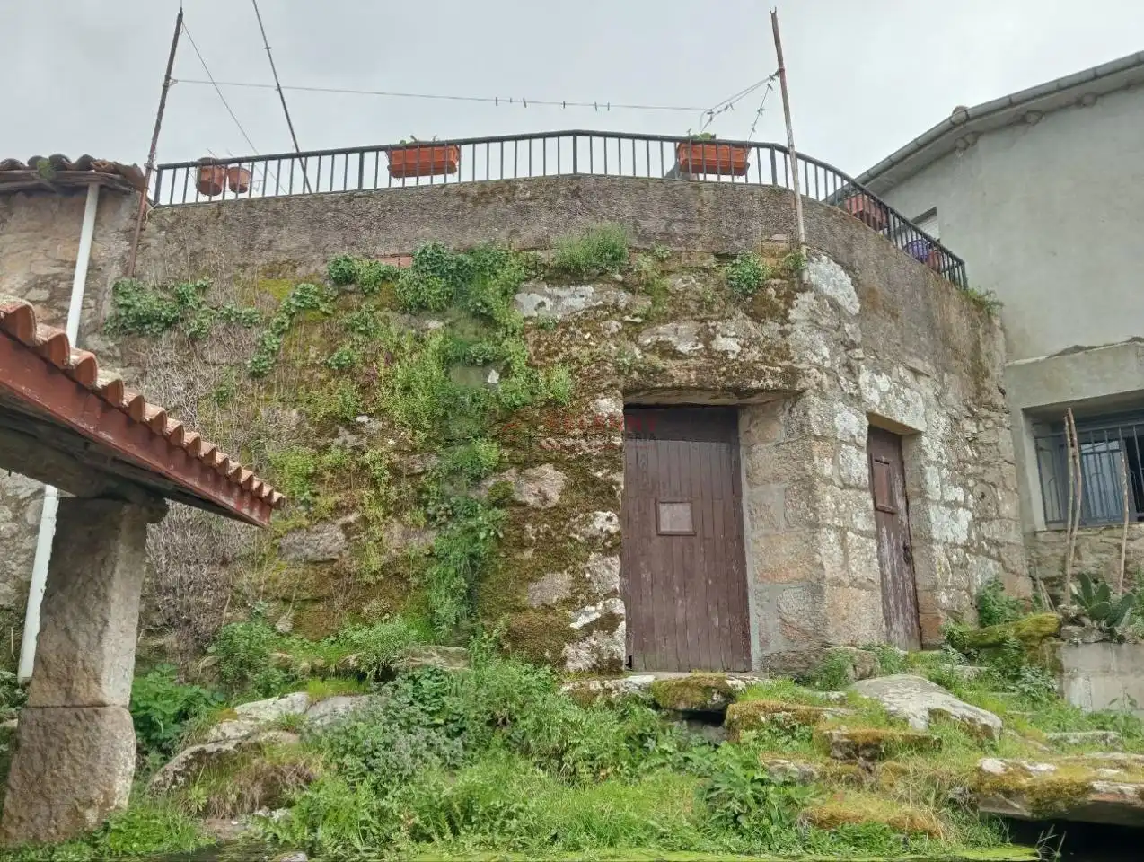 Außenansicht von Einfamilien-Reihenhaus zum Verkauf in Allariz mit Heizung, Terrasse und Abstellraum
