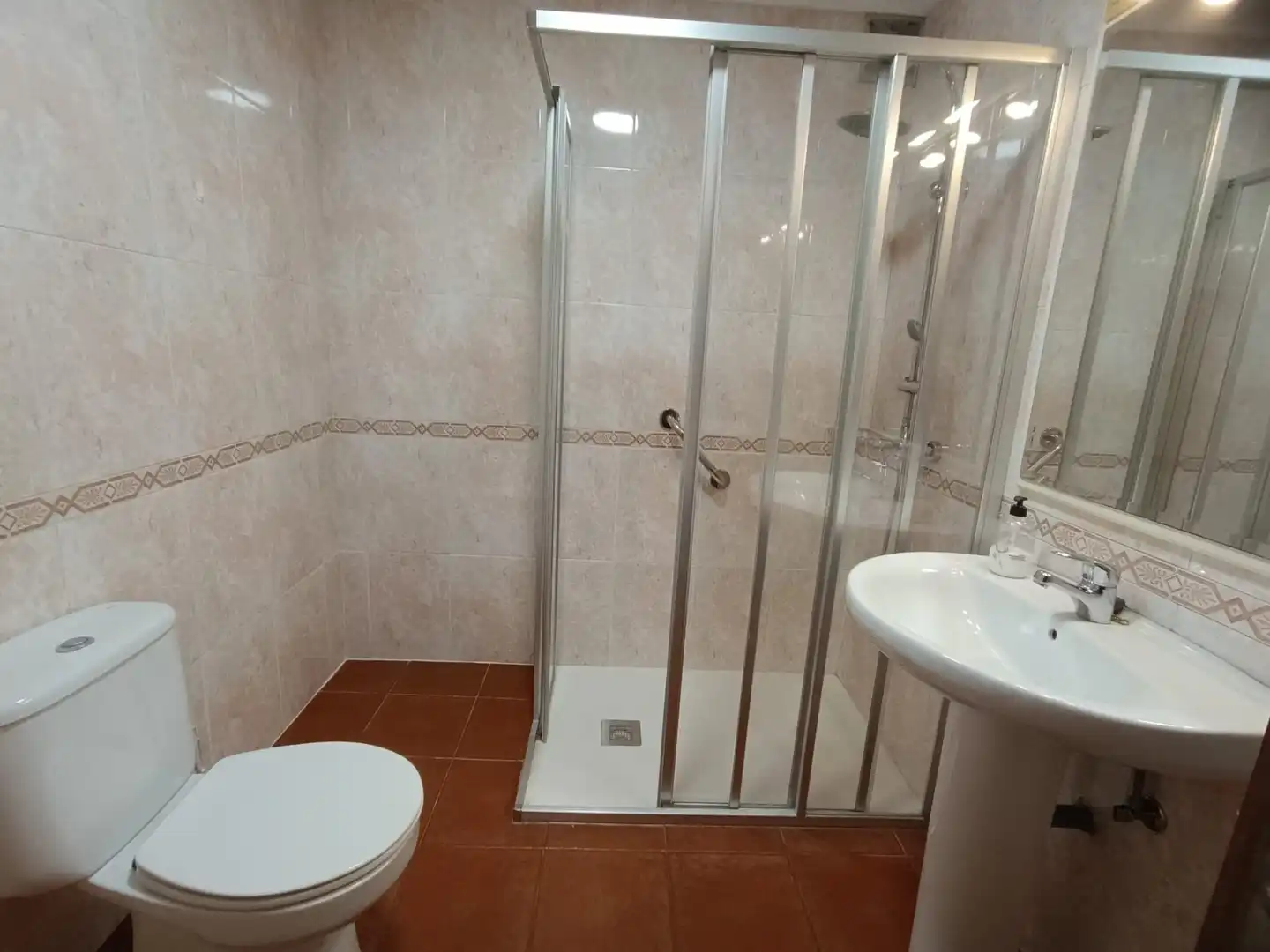 Badezimmer von Einfamilien-Reihenhaus zum Verkauf in Valdáliga mit Heizung, Abstellraum und Balkon
