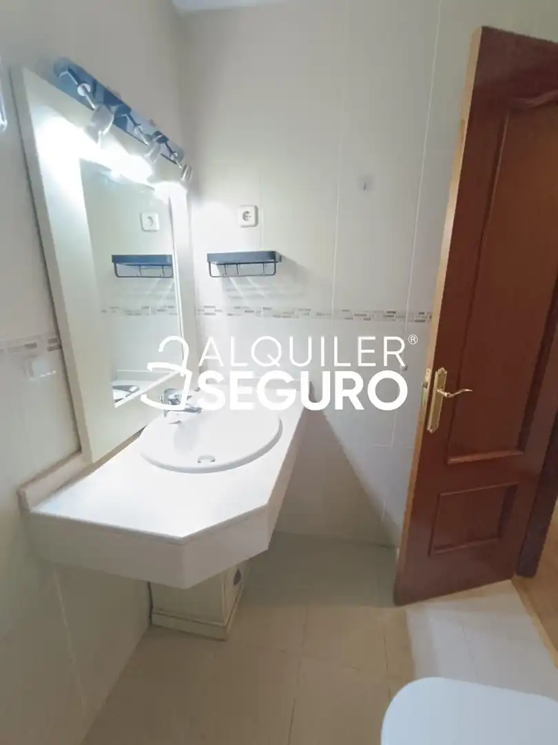 Bathroom of Flat for rent in Pinto  with Heating, Terrace and Furnished