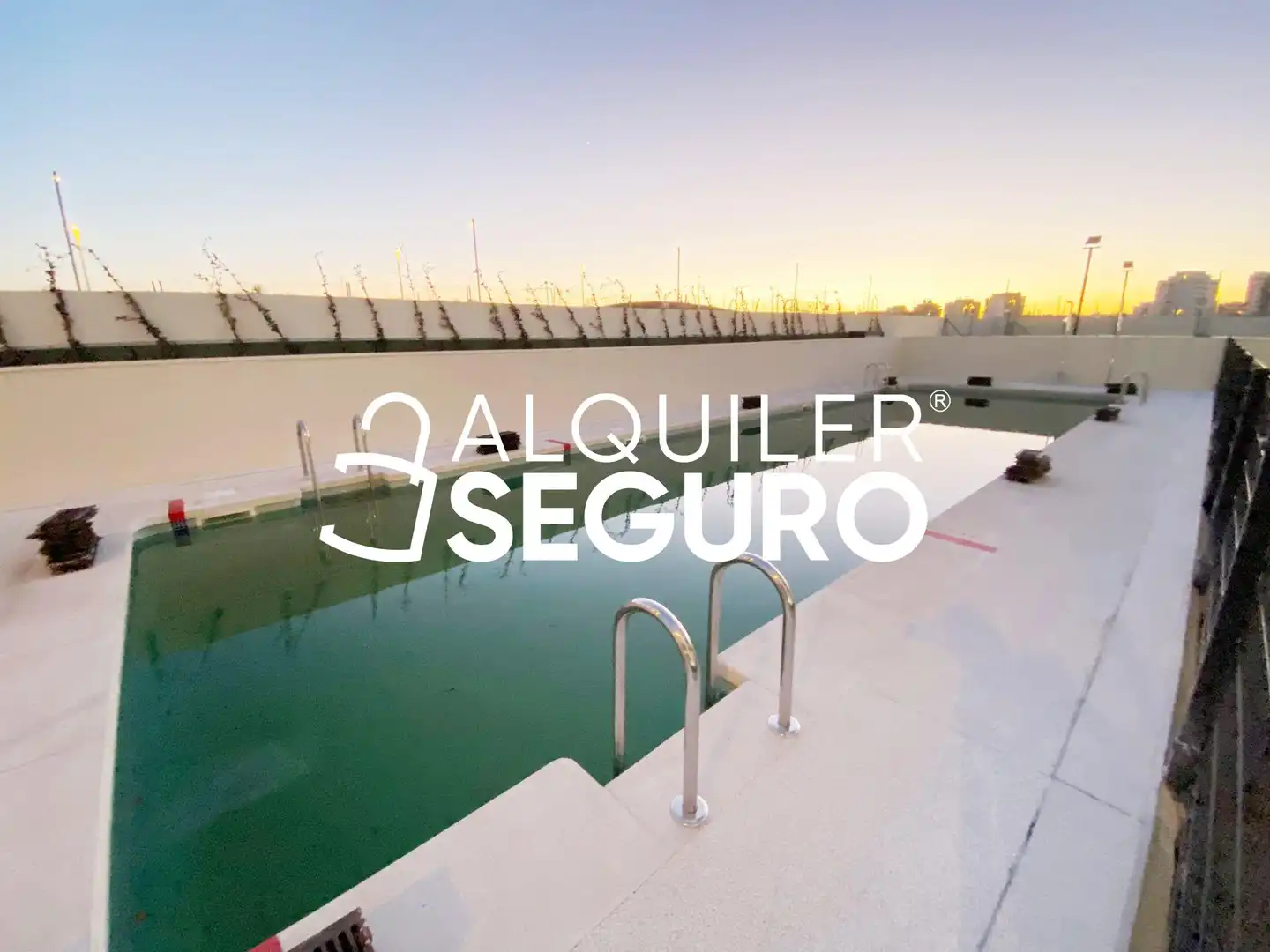 Swimming pool of Flat for rent in Madrid  with Air Conditioner, Heating and Terrace