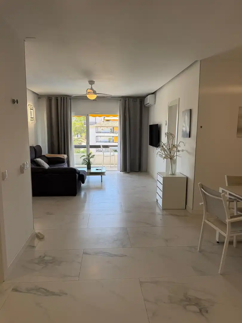 Sala de estar de Apartamento de alquiler en Marbella con Aire acondicionado, Terraza y Piscina
