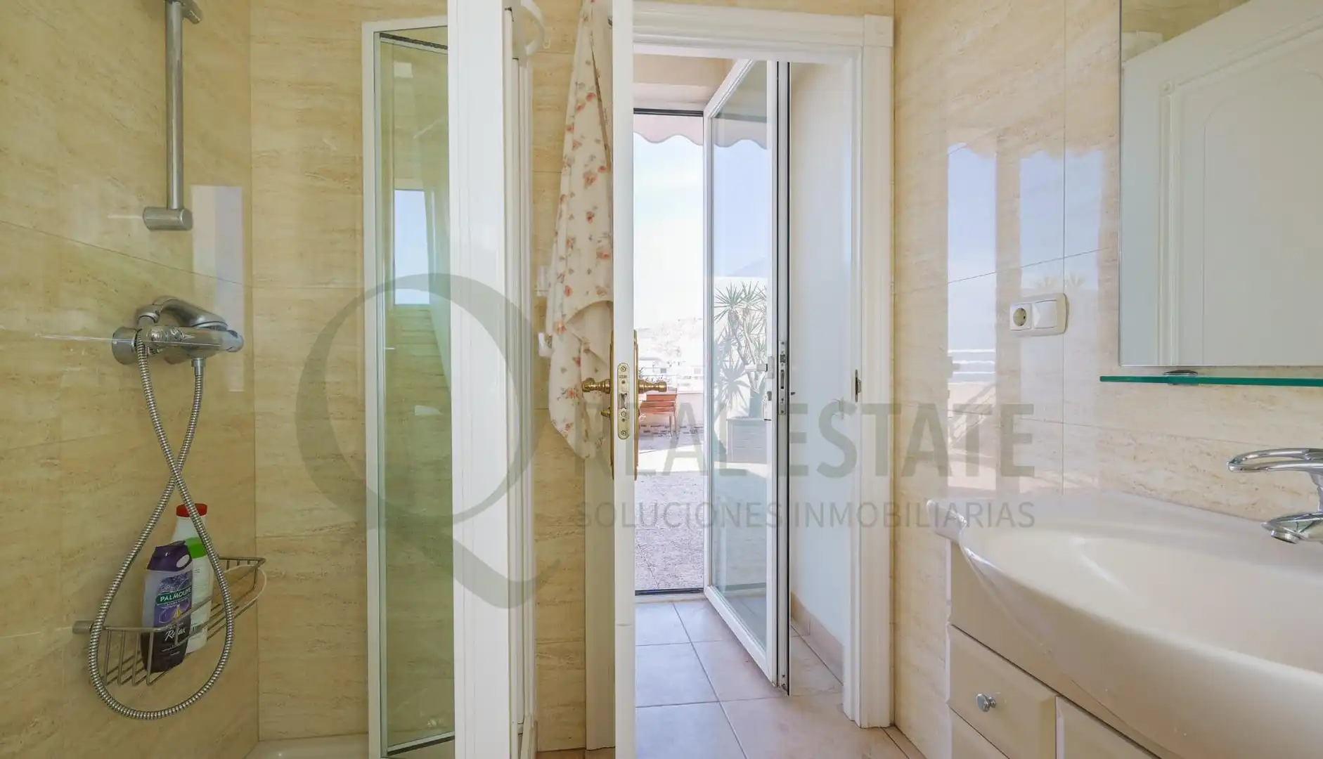 Dachboden zur Miete in Alicante / Alacant mit Klimaanlage, Privatgarten und Terrasse