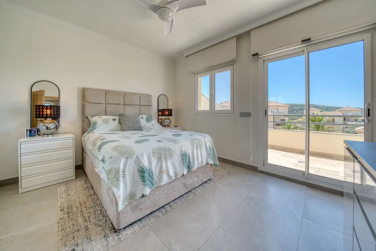 Dormitori de Dúplex en venda en Sotogrande amb Aire condicionat, Terrassa i Traster