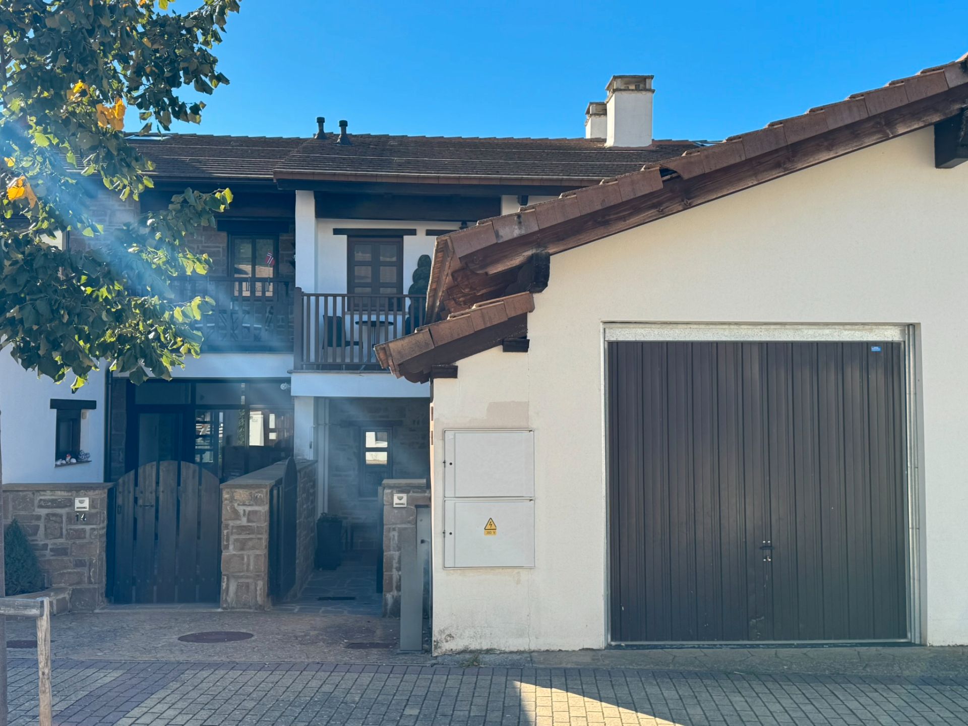 Vista exterior de Casa adosada en venda en Jaca amb Calefacció, Jardí privat i Parquet