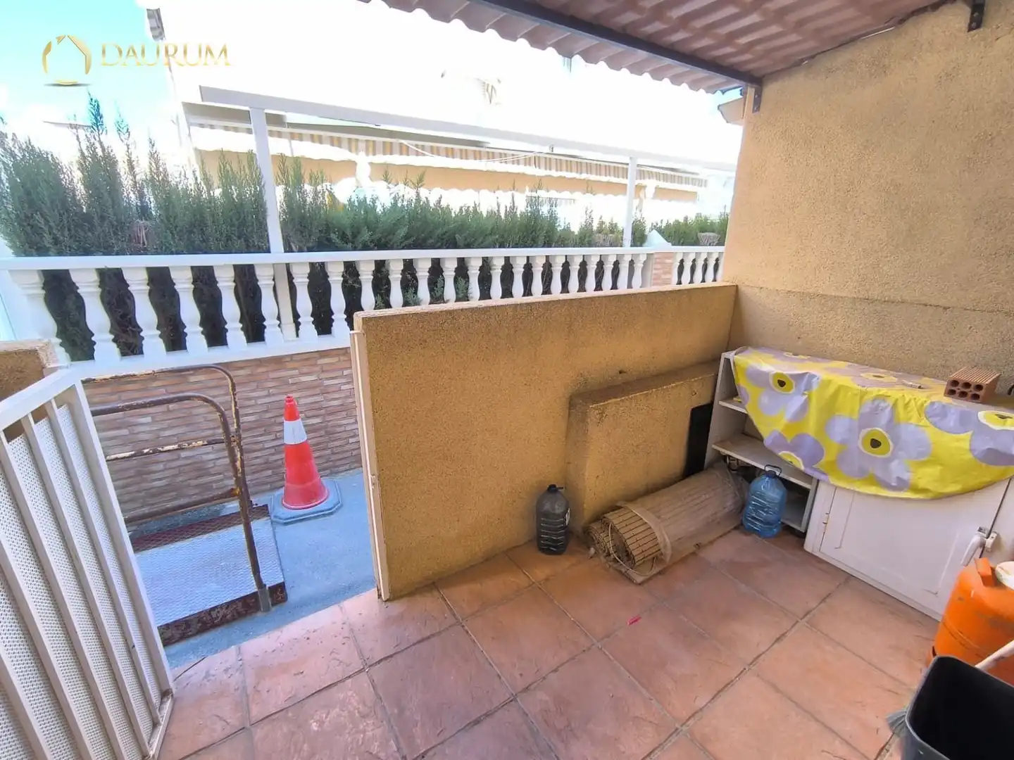 Terrasse von Einfamilien-Reihenhaus zum Verkauf in Santa Pola mit Klimaanlage, Heizung und Privatgarten
