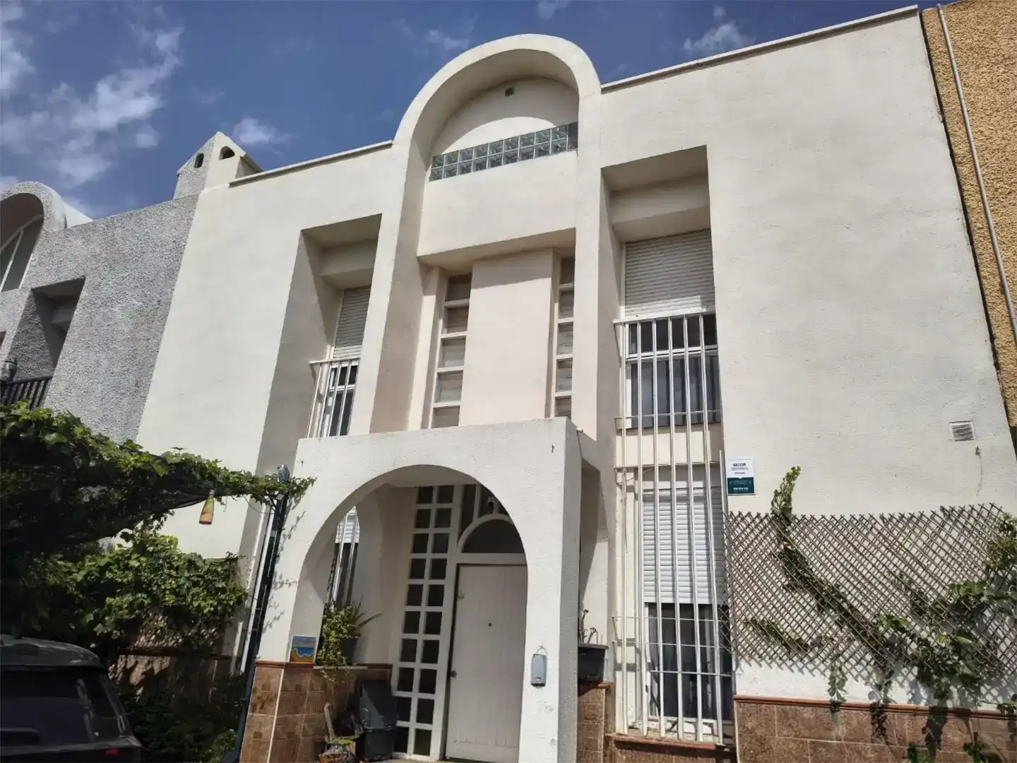 Vista exterior de Casa adosada en venda en Roquetas de Mar amb Aire condicionat
