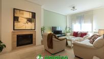 Sala d'estar de Casa adosada en venda en Valdemoro amb Aire condicionat i Terrassa