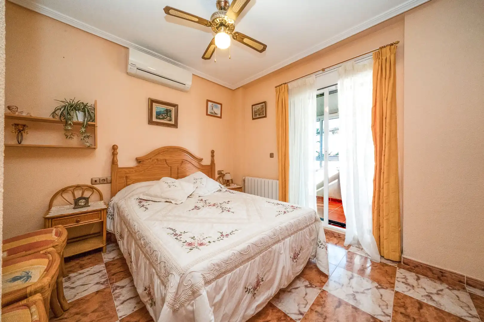 Dormitori de Casa o xalet en venda en Orihuela amb Aire condicionat, Terrassa i Piscina