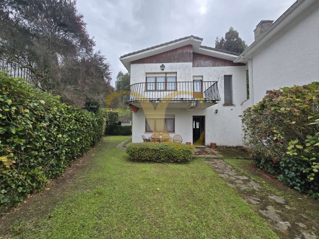 Vista exterior de Casa o xalet en venda en Llanes amb Calefacció, Jardí privat i Terrassa