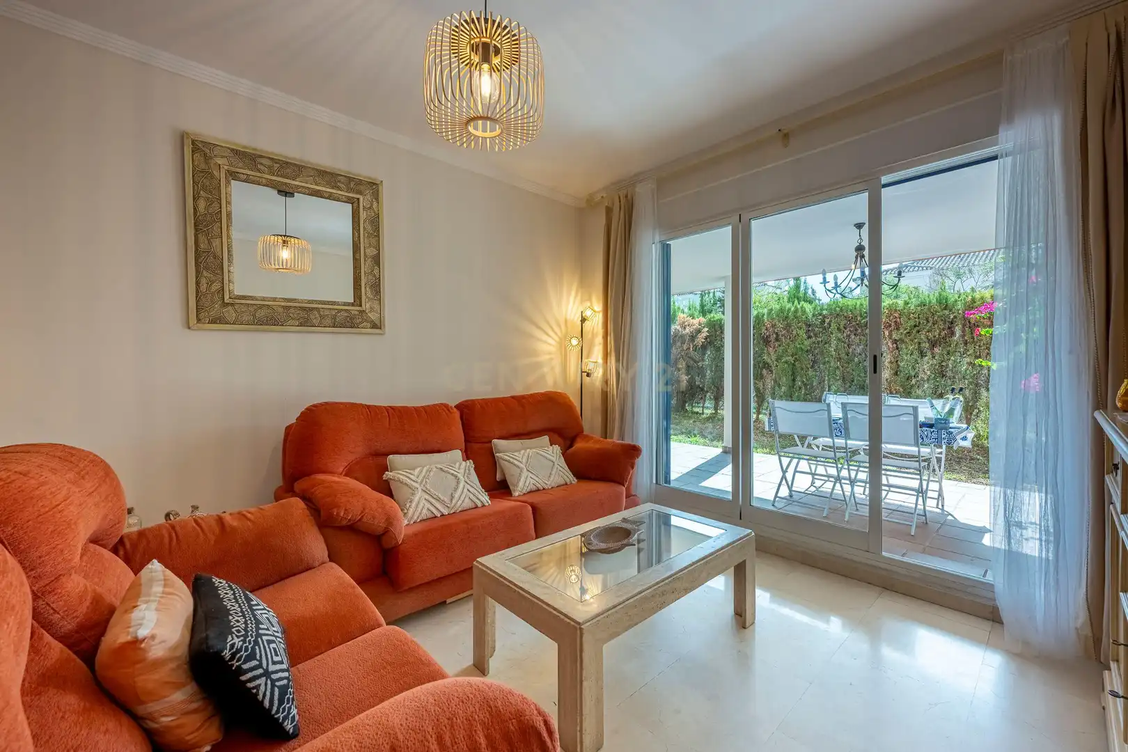 Sala d'estar de Pis de lloguer en Marbella amb Aire condicionat, Jardí privat i Piscina comunitària
