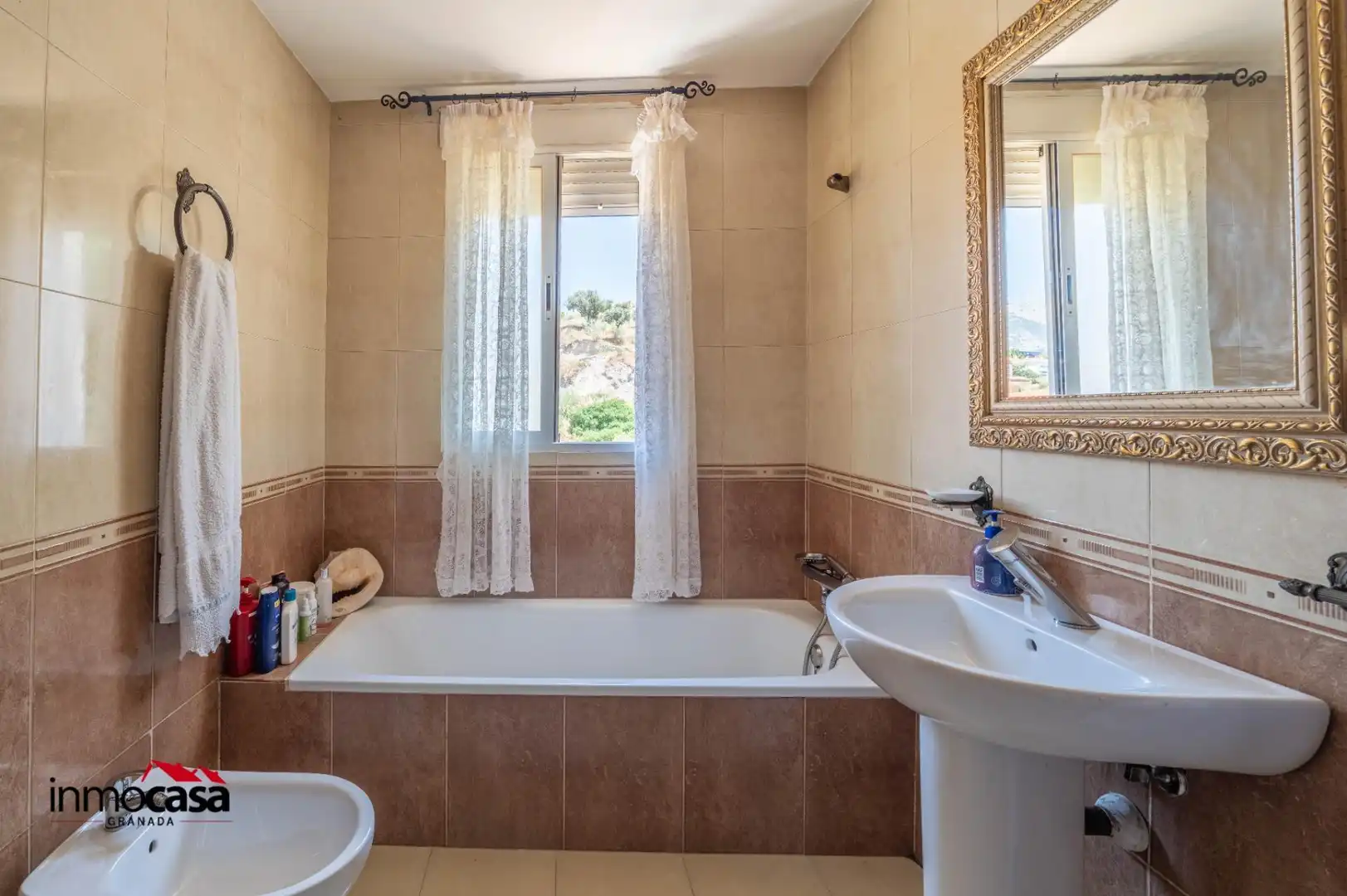 Baño de Casa adosada en venta en Jun con Aire acondicionado, Jardín privado y Piscina