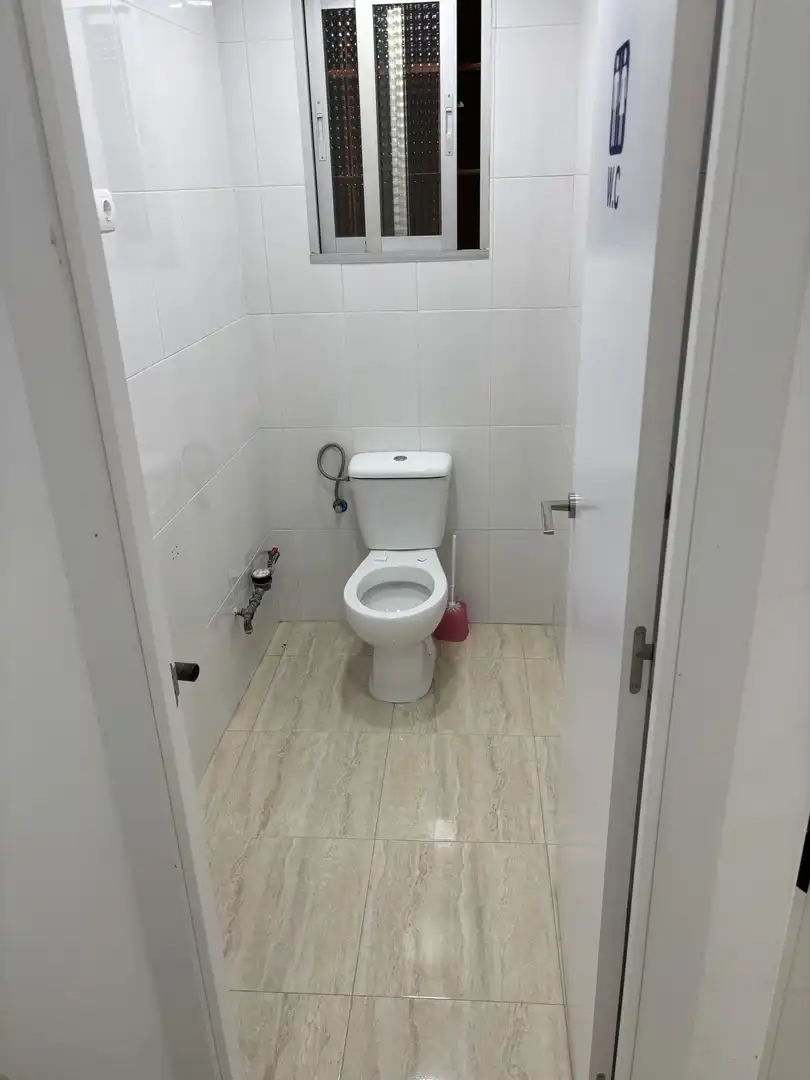 Bany de Local de lloguer en Madrid amb Aire condicionat