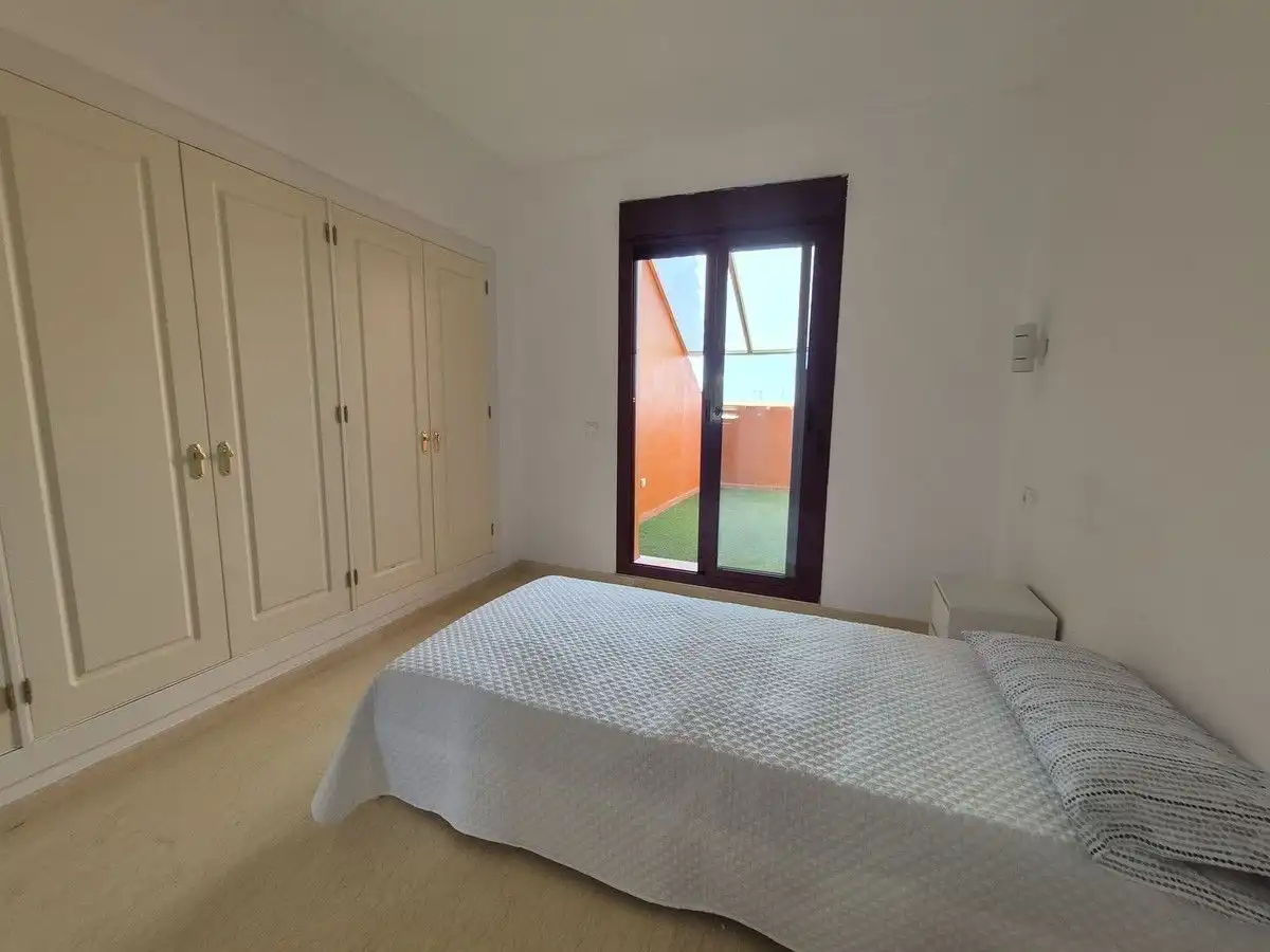 Schlafzimmer von Dachboden zum Verkauf in Manilva mit Klimaanlage, Heizung und Terrasse