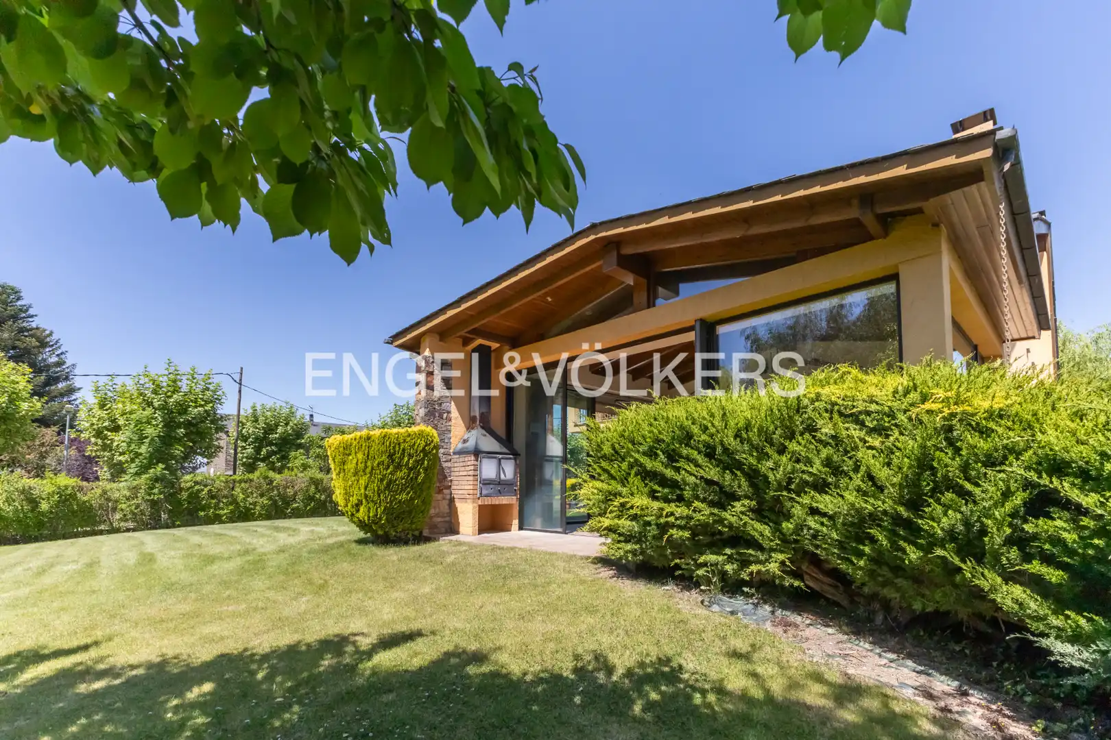 Vista exterior de Casa o xalet en venda en Puigcerdà amb Calefacció, Jardí privat i Parquet