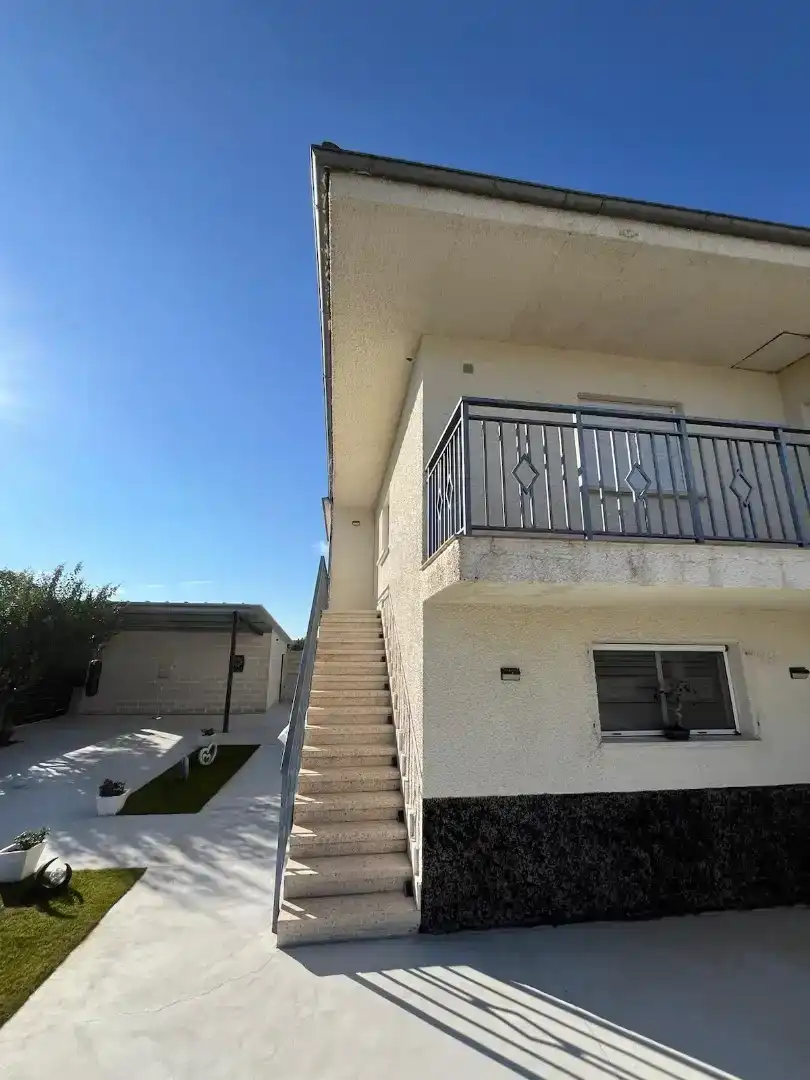 Vista exterior de Casa o chalet de alquiler en Calvarrasa de Abajo con Jardín privado, Piscina y Amueblado