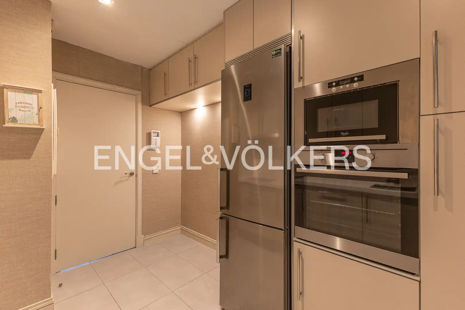 Cuina de Apartament de lloguer en Madrid amb Aire condicionat, Calefacció i Jardí privat