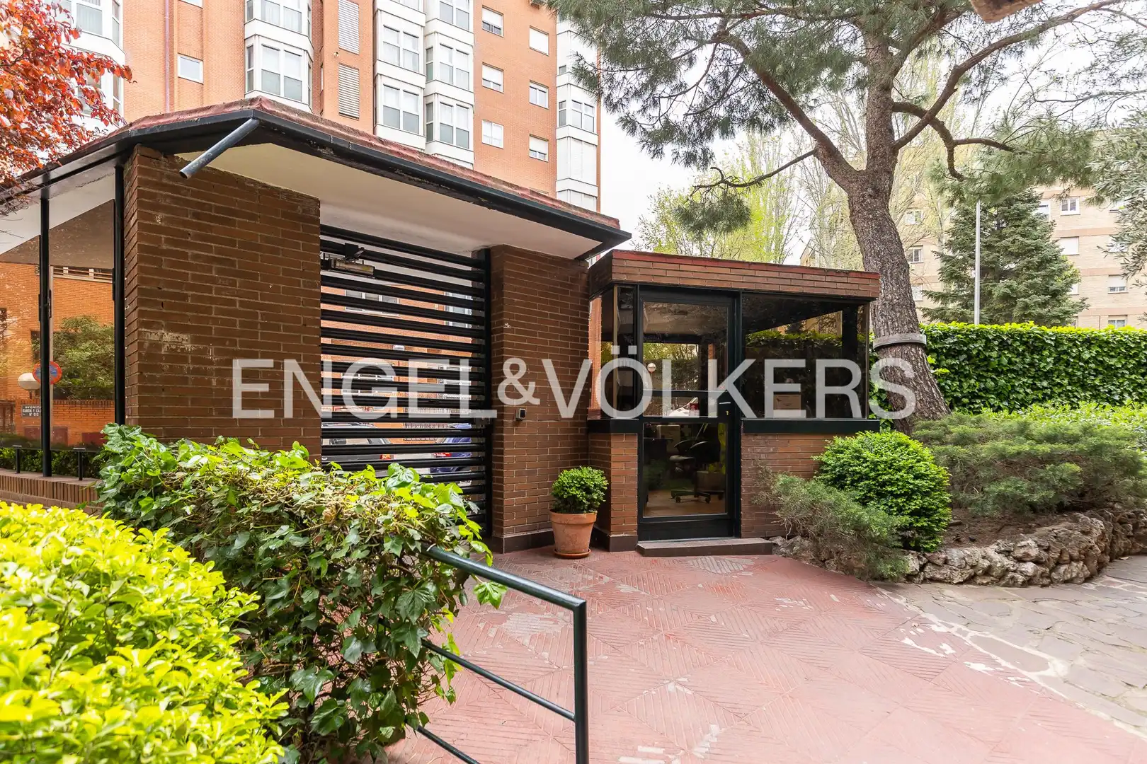Vista exterior de Piso en venta en Madrid con Calefacción, Parquet y Terraza