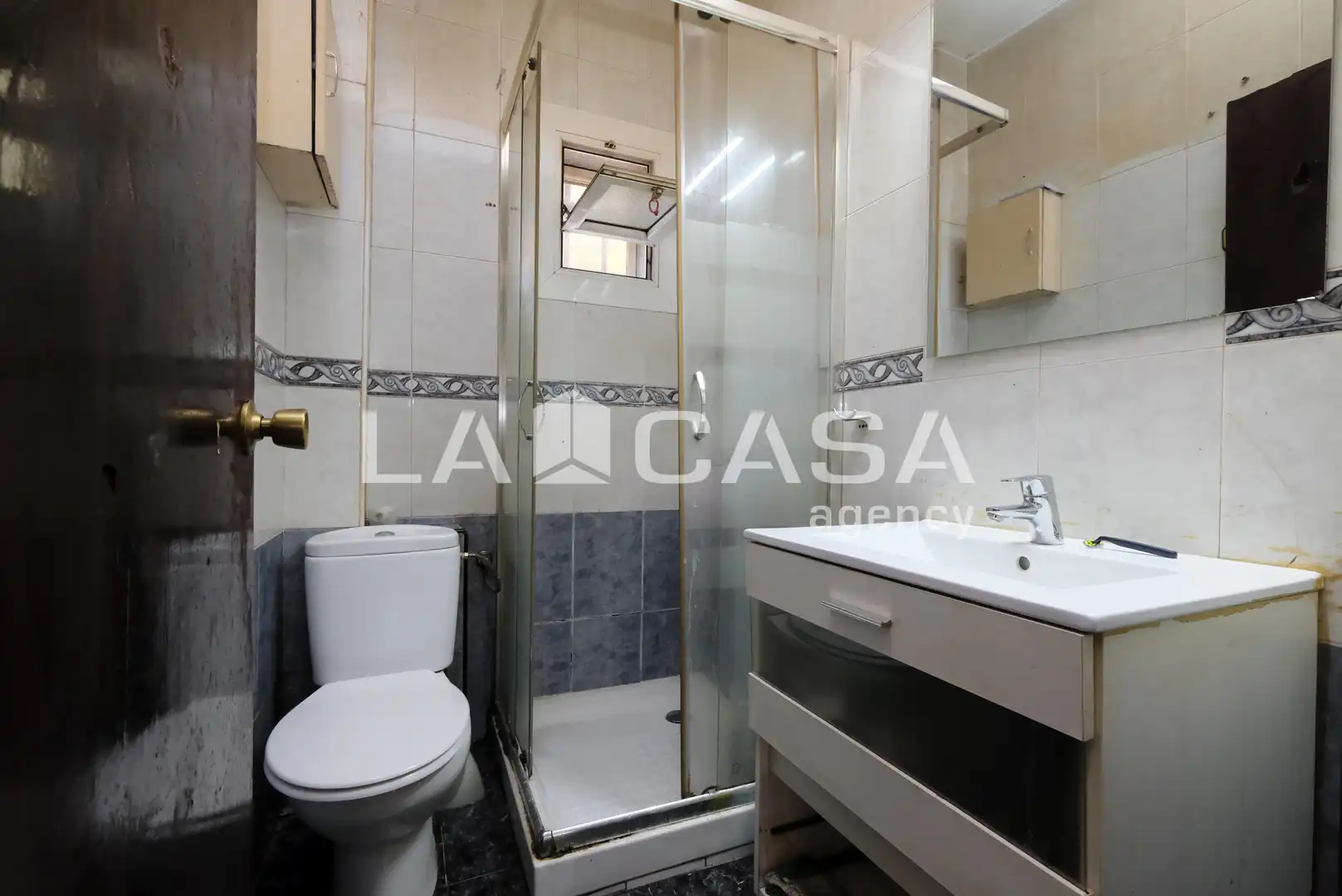 Bany de Planta baixa en venda en Barcelona amb Terrassa