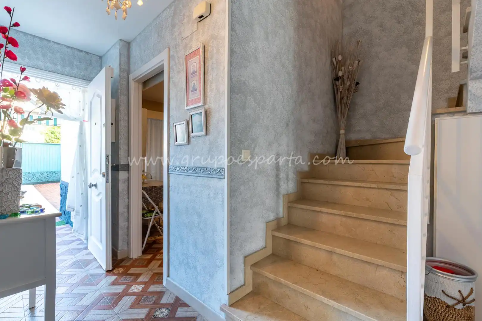Casa adosada en venda en Huévar del Aljarafe amb Aire condicionat, Jardí privat i Traster