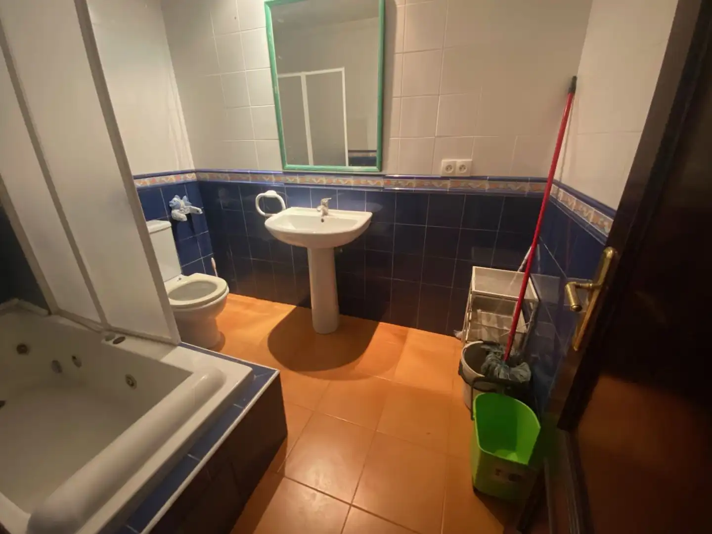 Bany de Pis en venda en Oviedo  amb Calefacció, Terrassa i Traster