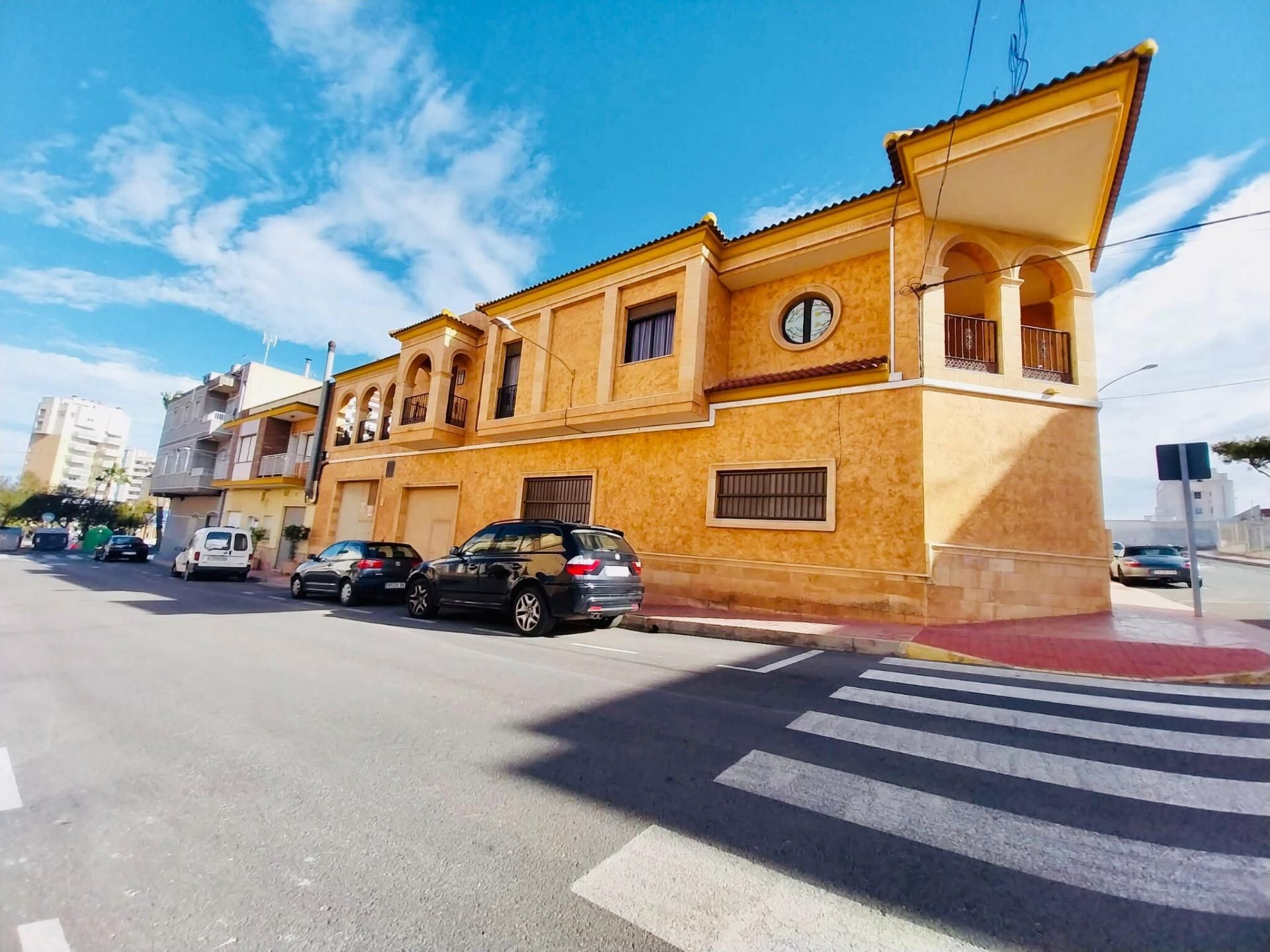 Vista exterior de Casa o xalet en venda en Guardamar del Segura amb Aire condicionat, Calefacció i Jardí privat