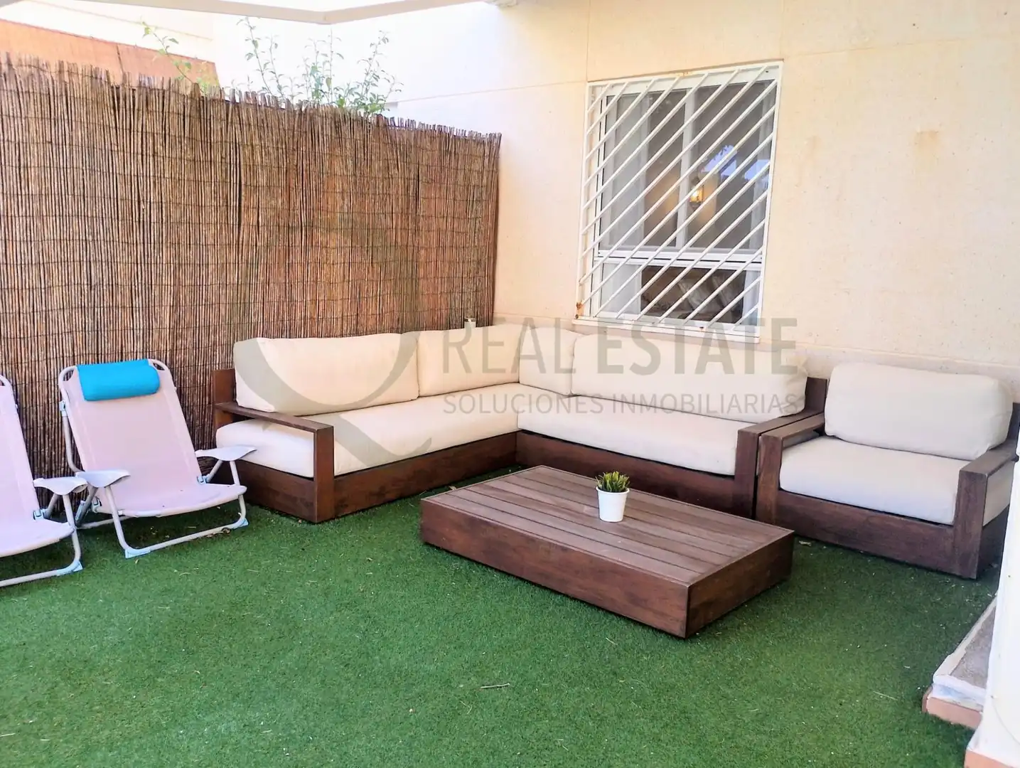 Terrasse von Erdgeschoss zur Miete in El Campello mit Klimaanlage, Privatgarten und Möbliert
