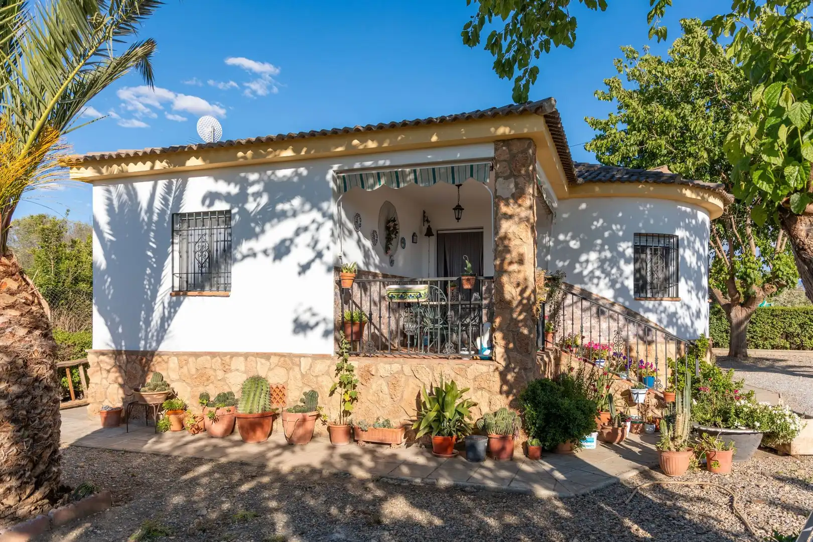 Vista exterior de Casa o xalet en venda en Guadix amb Aire condicionat, Calefacció i Jardí privat