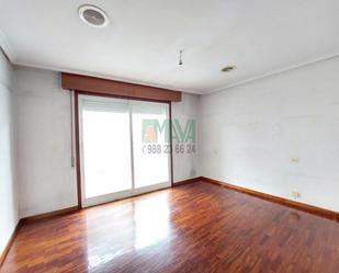 Dormitori de Apartament en venda en Ourense Capital  amb Calefacció, Parquet i Traster